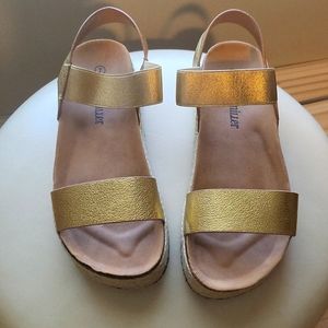 Olivia Miller OMRA gold size 7 Sandal.